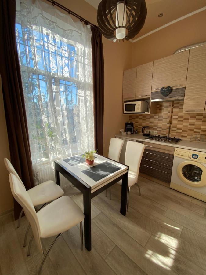 Opera House Apartment Lviv Extérieur photo